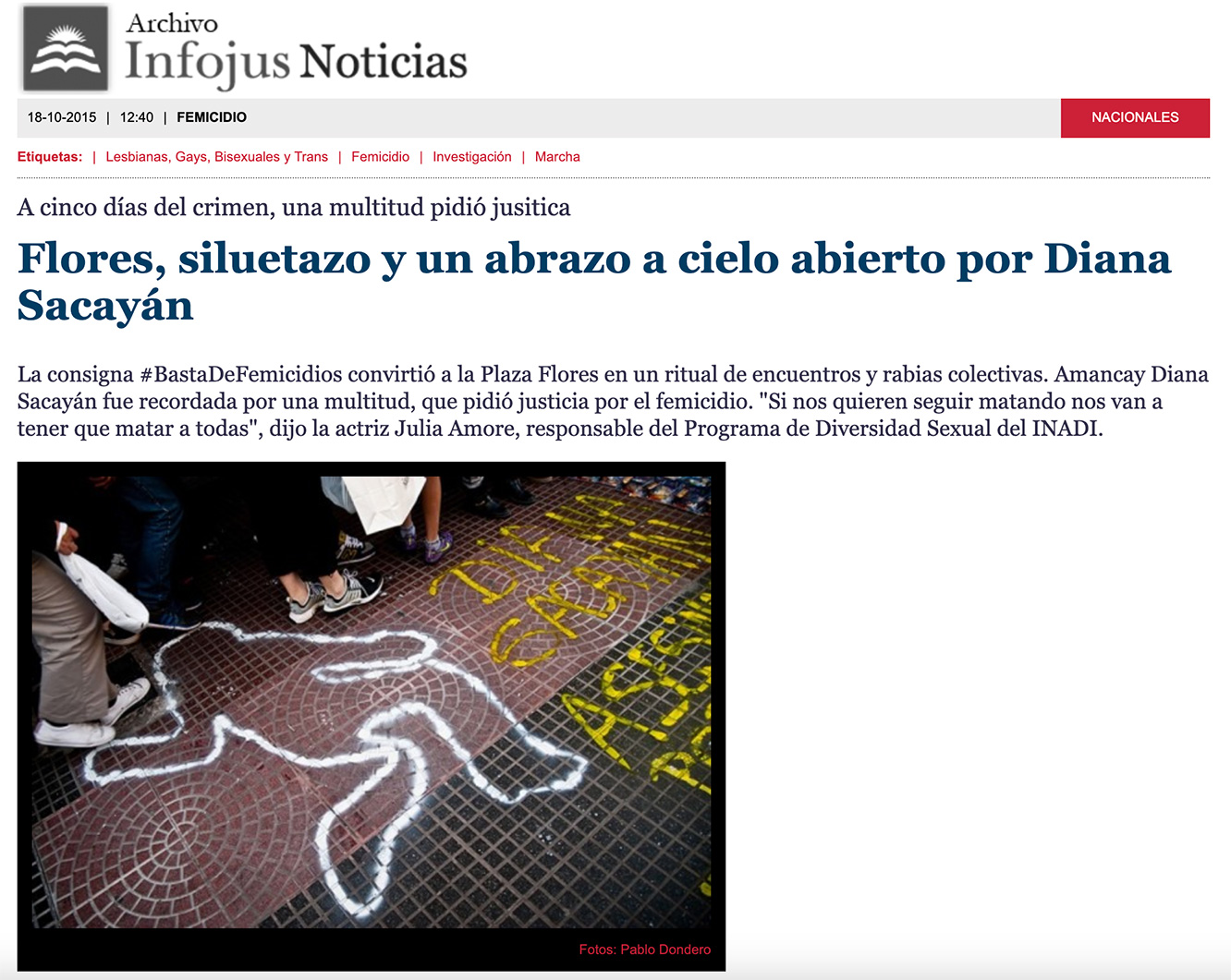 Imagen de una silueta en el piso y la gente pasando por al rededor en la Av. Rivadavia a cinco días del crimen de la activista Amancay Diana Sacayán.