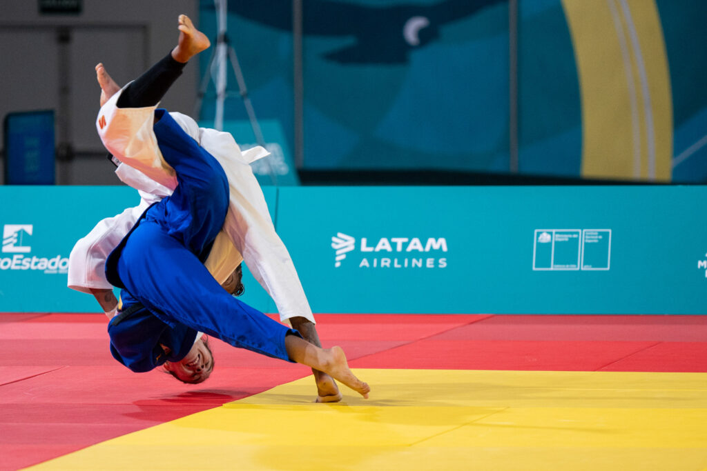 Una judoca realiza un lanzamiento para tirar a su contrincante.