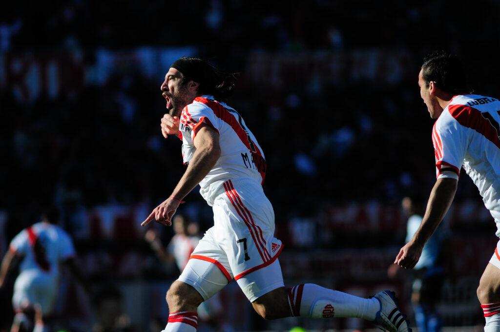 Mariano Pavone festeja un gol para River Plate.