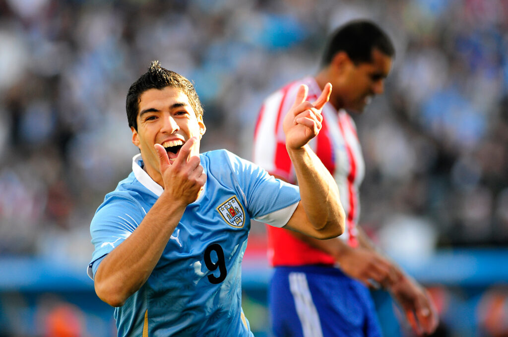 El futbolista Luis Suárez festejando un gol.