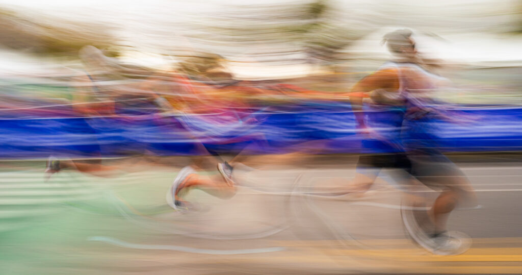 3 corredores durante la Maratón de Buenos Aires