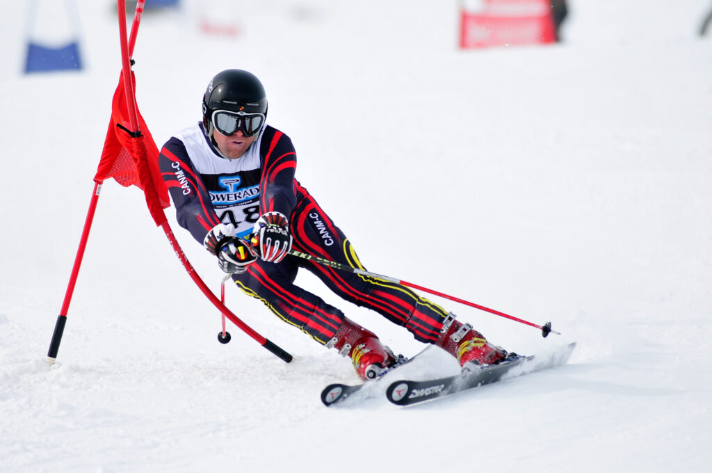 Un esquiador pasa una de las puertas de la competencia de ski en Andorra.