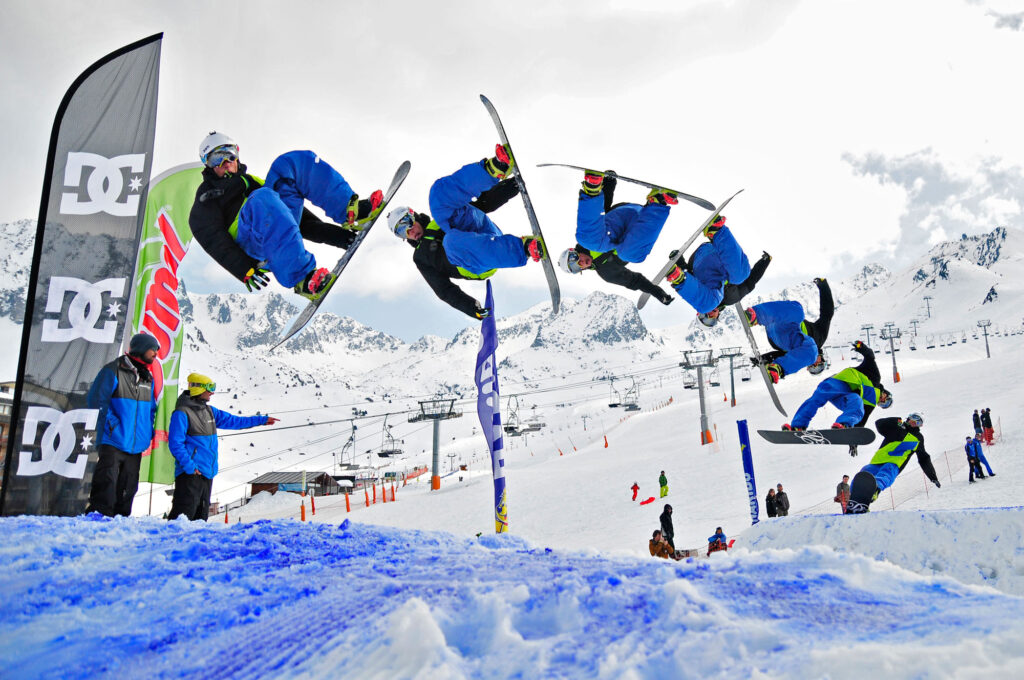 Multi Exposición de un esquiador realizando un back flip en una competencia de Snowboard freestyle.