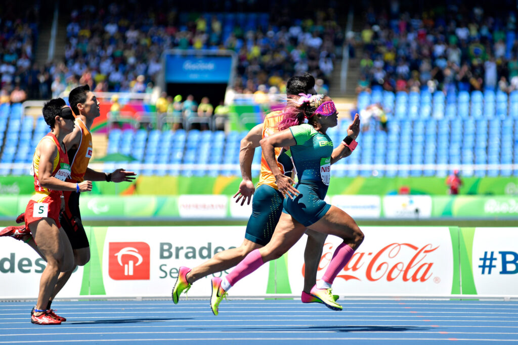 La atleta Terezinha Guilhermina corriendo junto a su guía.