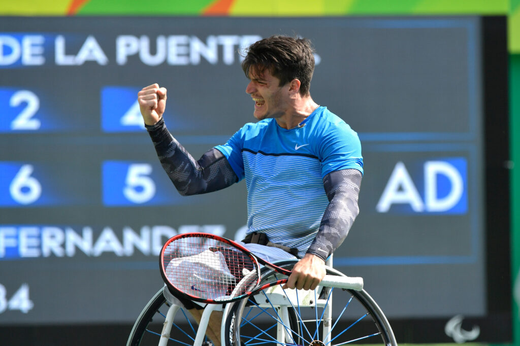 El tenista Gustavo Fernandez festeja un punto durante un partido de tenis en silla de ruedas.