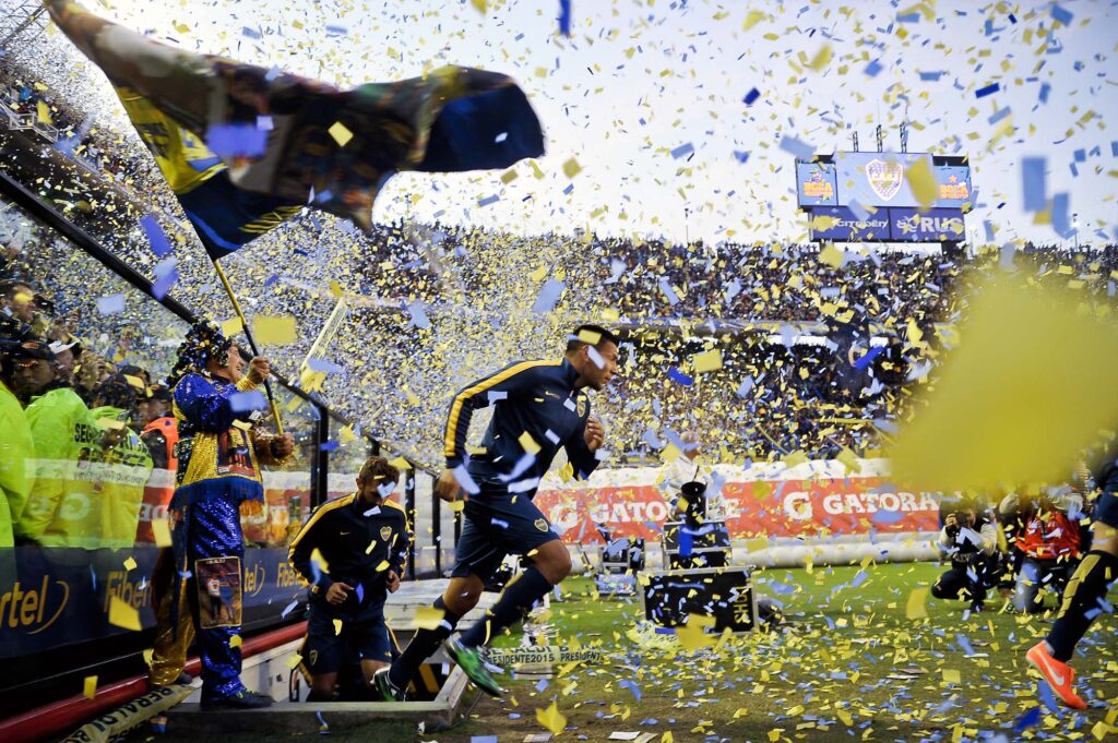 El equipo de Boca Juniors sale a la cancha con una lluvia de papelitos azules y amarillos antes del Super clásico con River.