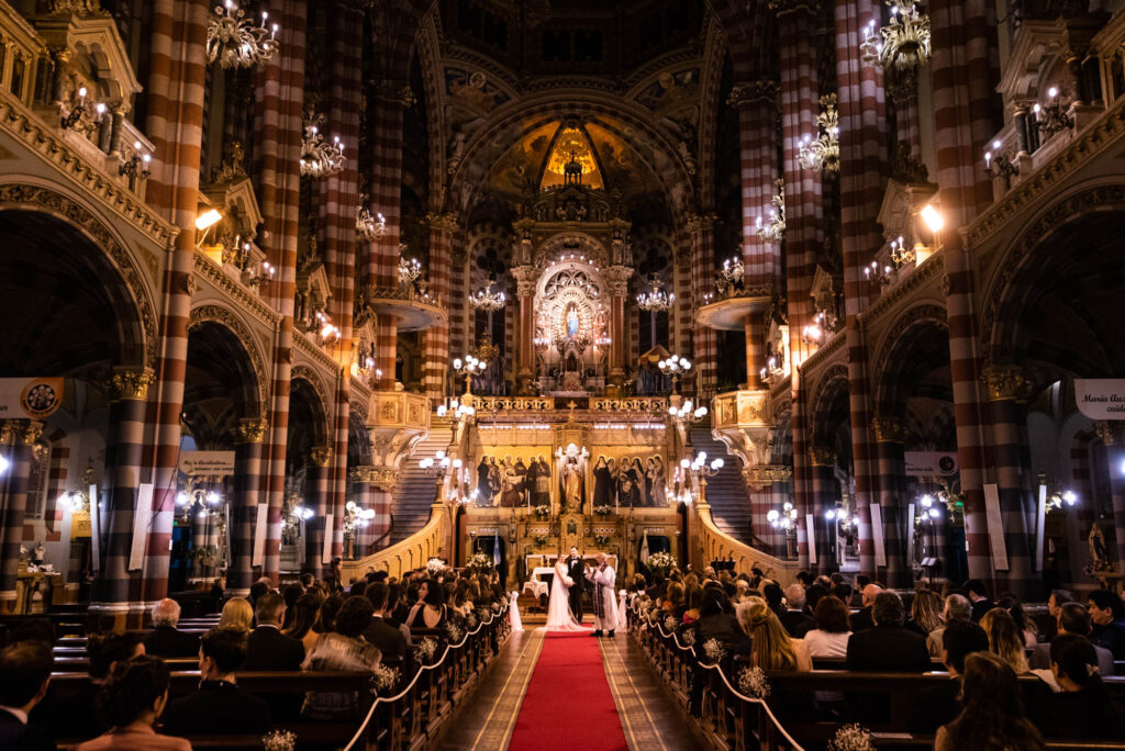 Vista del interior de una iglesia en plena ceremonia de casamiento de una pareja.