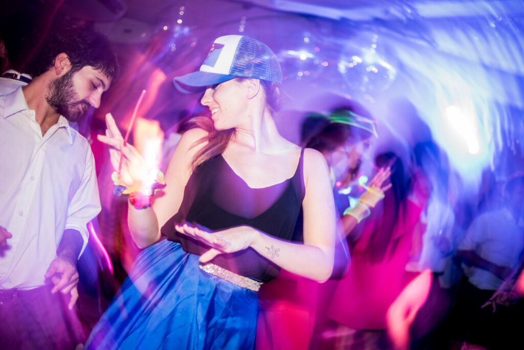 Mujer baila en el centro de la imagen, de perfil y con una gorra azul