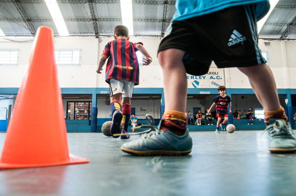 Un grupo de niños entrenan en la escuelita de fútbol del club Kimberley.