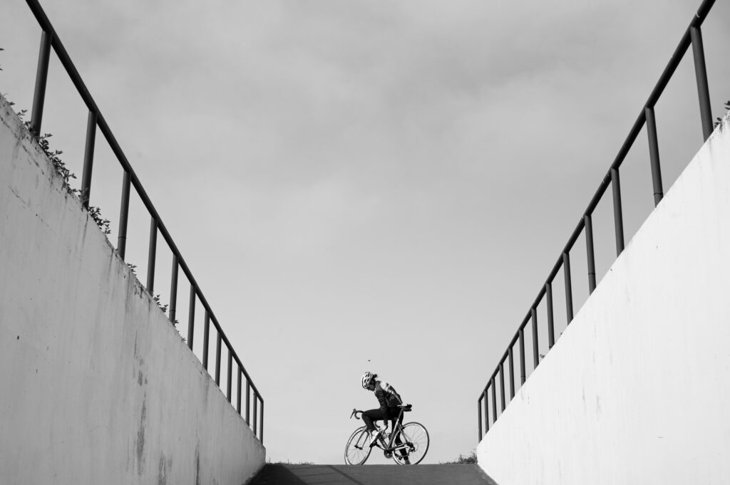 La ciclista paralímpica en el centro inferior de la imagen. De espaldas y en su bicicleta, durante su entrenamiento.
