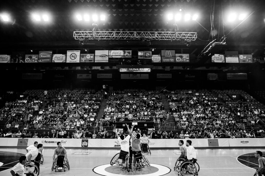 Selección Argentina de básquet en silla de ruedas masculina jugando un partido.