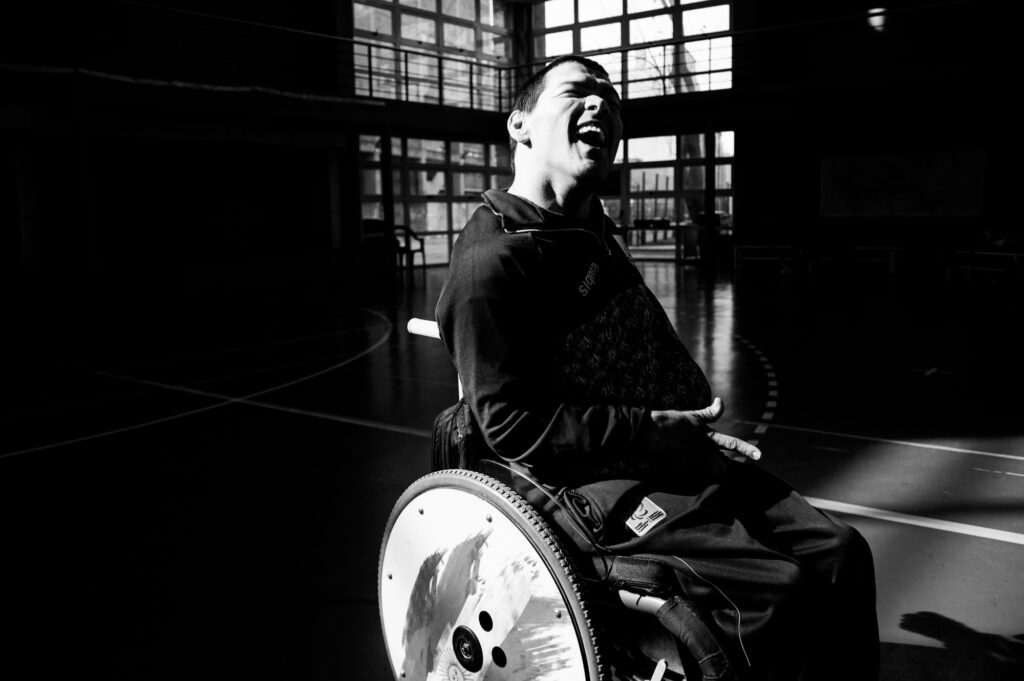 Retrato de Mauricio “Coqui” Ibarbure, jugador de la Selección Argentina de Boccias, sonriendo sentado en su silla de ruedas.