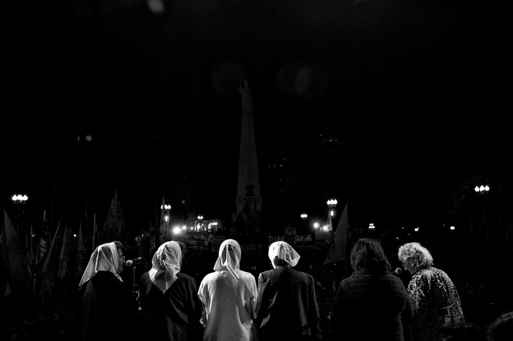 Abuelas de Plaza de Mayo, de espaldas, en el escenario del acto por los 35 años de la última dictadura militar.