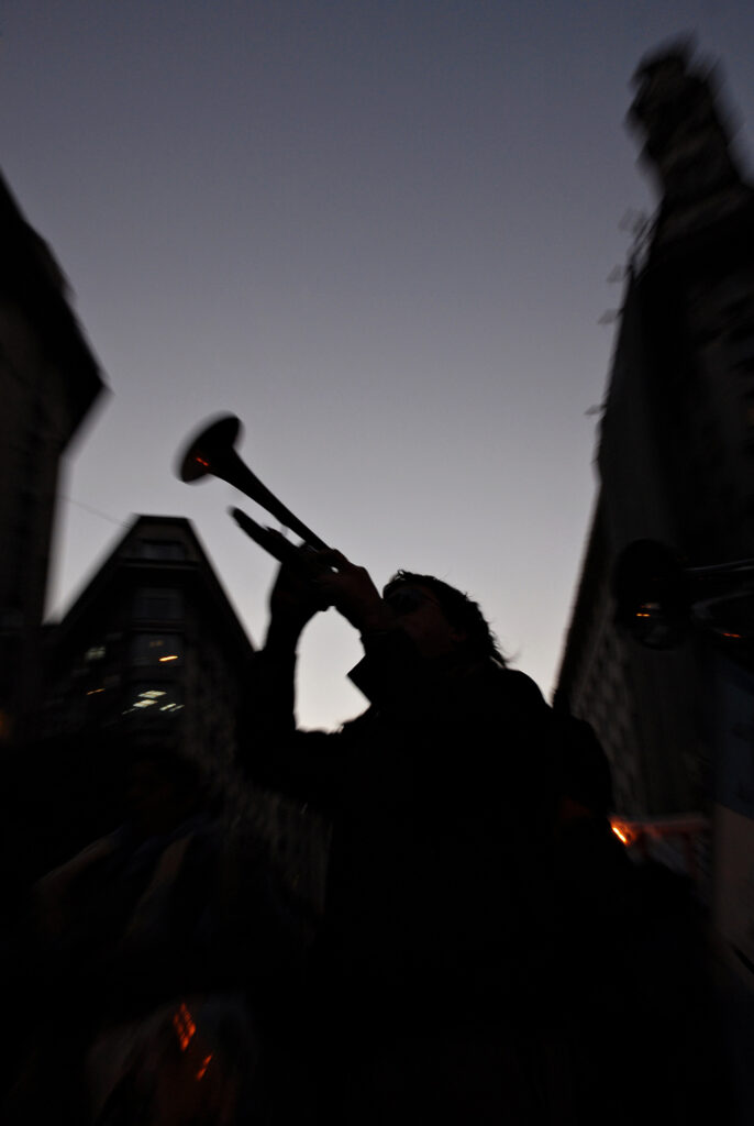 Silueta de un trompetista en una manifestación.