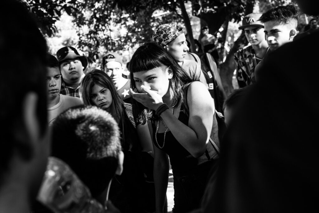 Una joven hace beatbox durante una batalla de rap.